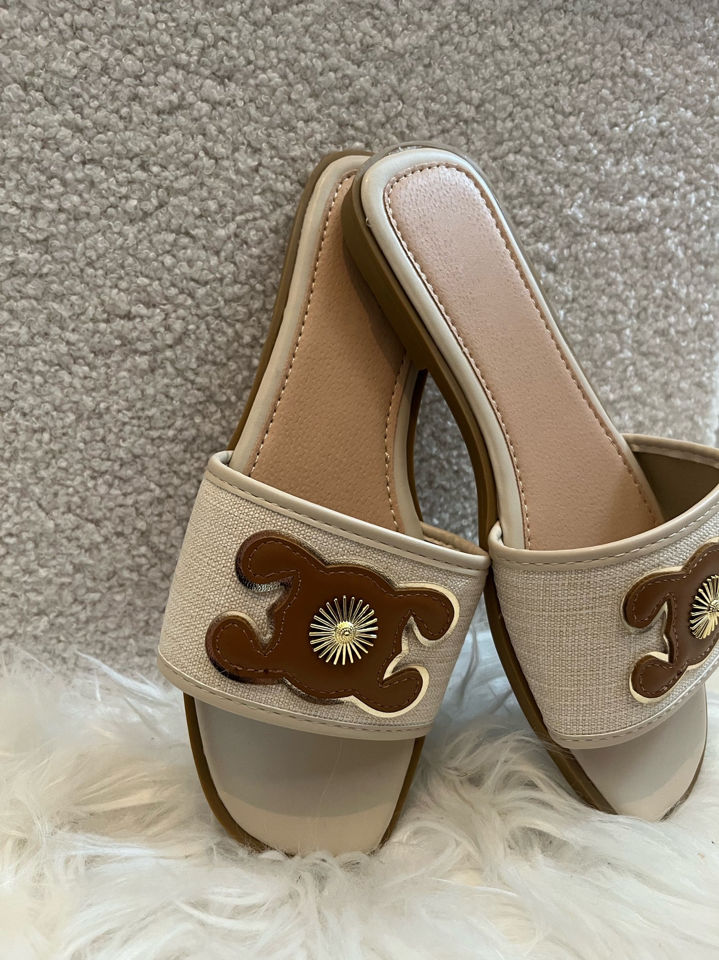 Claquettes en cuir beige et détails dorés