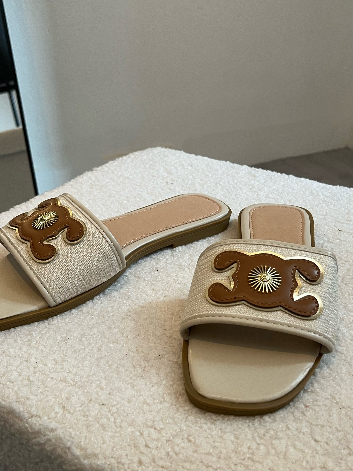 Claquettes en cuir beige et détails dorés