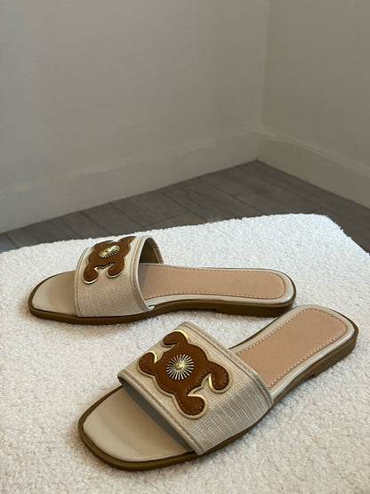 Claquettes en cuir beige et détails dorés