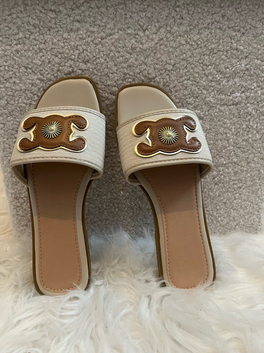 Claquettes en cuir beige et détails dorés
